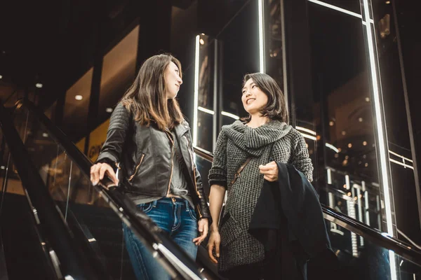Två japanska kvinnor runt i Tokyo under dagtid. Att göra shoppingga — Stockfoto
