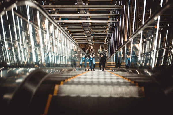 Två japanska kvinnor runt i Tokyo under dagtid. Att göra shoppingga — Stockfoto