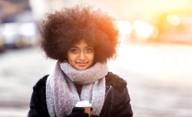 Güzel kadın sıcak kahve - Afroamerican kız portre açık havada içki