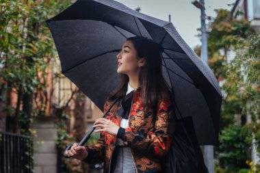 Genç Japon kız açık havada