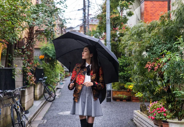 Joven chica japonesa al aire libre — Foto de Stock