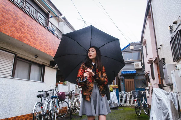 Jonge Japanse meisje buiten — Stockfoto