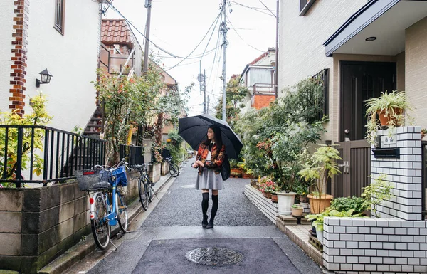 Jeune fille japonaise en plein air — Photo