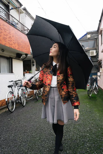 Молодая японская девушка на открытом воздухе — стоковое фото