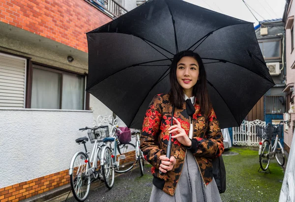 Genç Japon kız açık havada — Stok fotoğraf