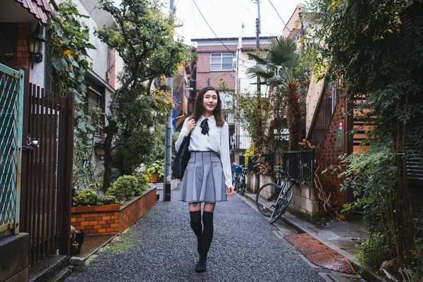 Jonge Japanse meisje buiten — Stockfoto