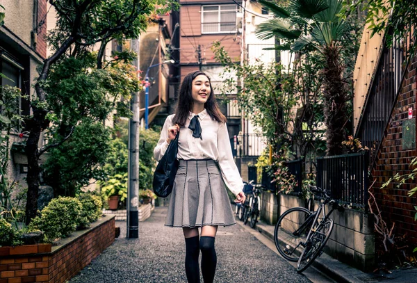 Jonge Japanse meisje buiten — Stockfoto
