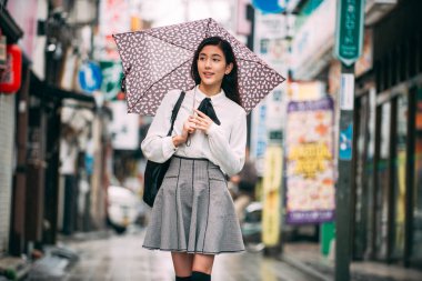 Genç Japon kız açık havada