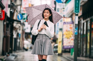 Genç Japon kız açık havada