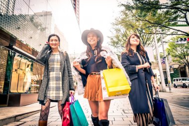 Tokyo'da alışveriş kadın