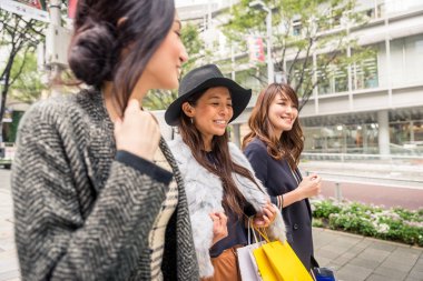 Tokyo'da alışveriş kadın