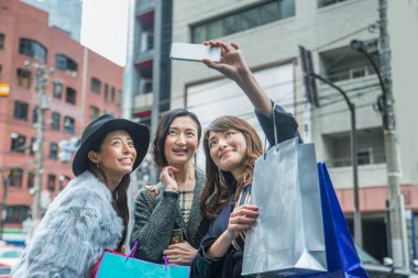 Tokyo'da alışveriş kadın