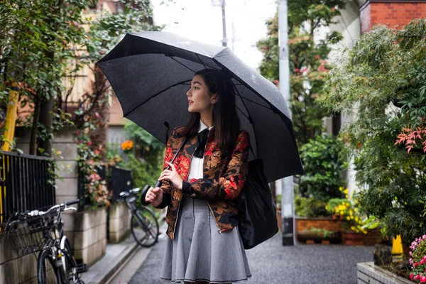 Joven chica japonesa al aire libre —  Fotos de Stock