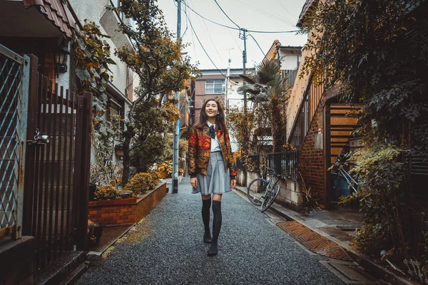 Junge japanische Mädchen im Freien — Stockfoto