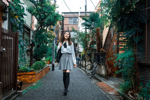 Joven chica japonesa al aire libre —  Fotos de Stock