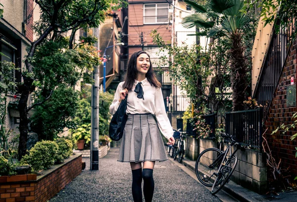 Joven chica japonesa al aire libre —  Fotos de Stock