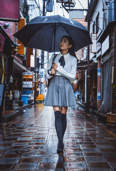 Junge japanische Mädchen im Freien — Stockfoto