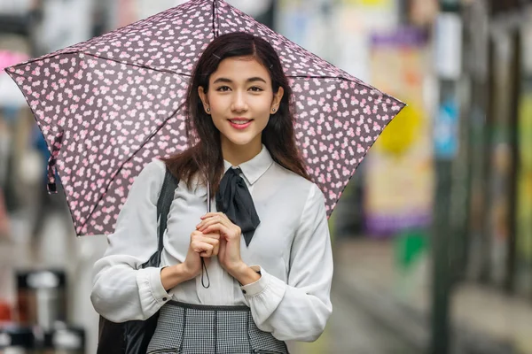 Young japanese girl outdoors — Stock Photo, Image