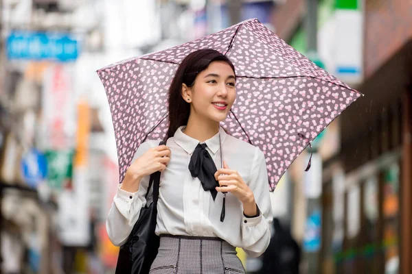 Young japanese girl outdoors — Stock Photo, Image