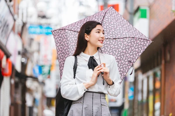 Young japanese girl outdoors — Stock Photo, Image