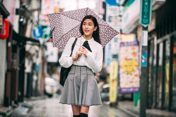 Молодая японская девушка на открытом воздухе — стоковое фото