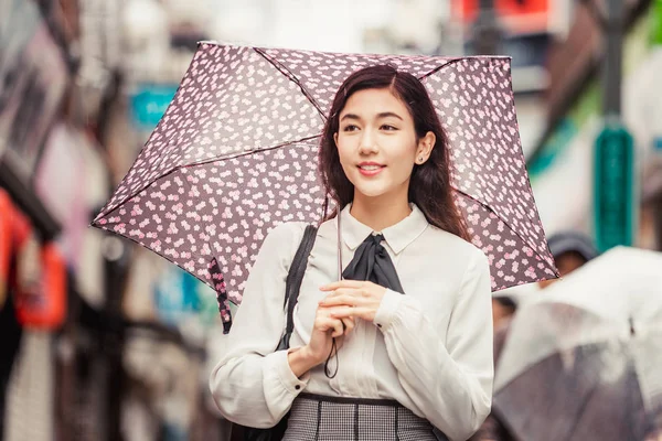 Young japanese girl outdoors — Stock Photo, Image