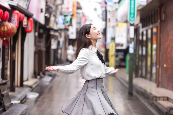 Joven chica japonesa al aire libre —  Fotos de Stock