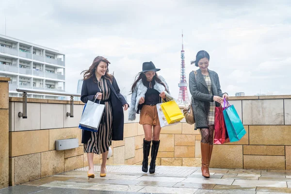 Kvinnor shopping i Tokyo — Stockfoto