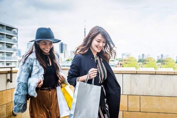 女性が東京でお買い物 — ストック写真