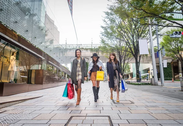 Mulheres fazendo compras em Tóquio — Fotografia de Stock