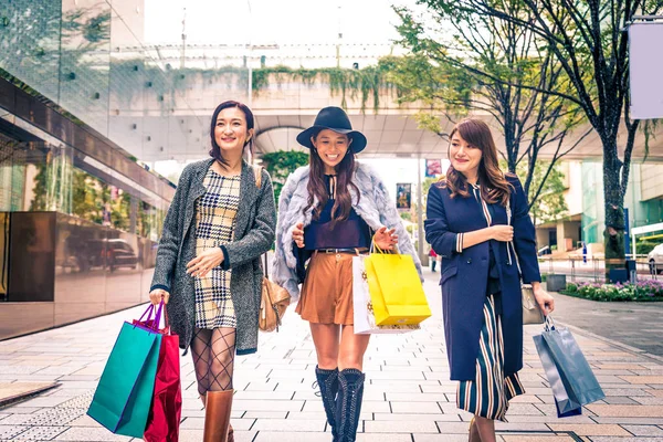 Женщины за покупками в Токио — стоковое фото