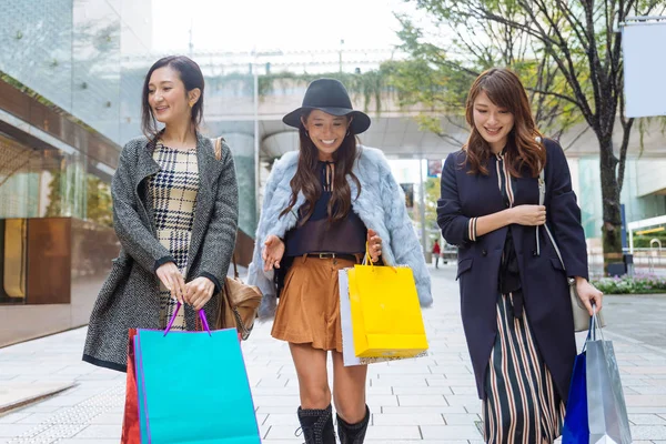 Kvinnor shopping i Tokyo — Stockfoto