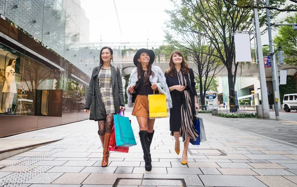 Frauen kaufen in Tokio ein — Stockfoto