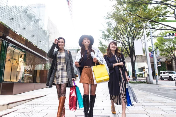 Kvinnor shopping i Tokyo — Stockfoto