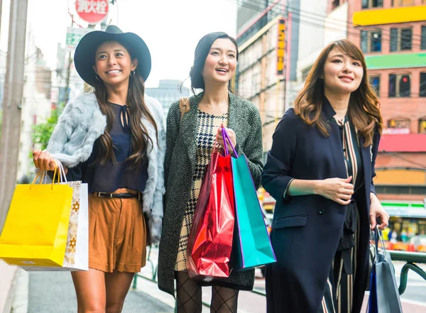 Kvinnor shopping i Tokyo — Stockfoto