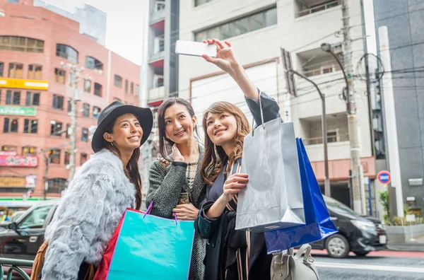 女性が東京でお買い物 — ストック写真