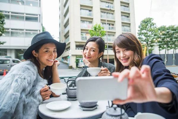 Vrouwen shoppen in Tokyo — Stockfoto