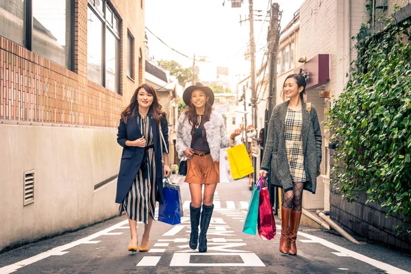 女性が東京でお買い物 — ストック写真