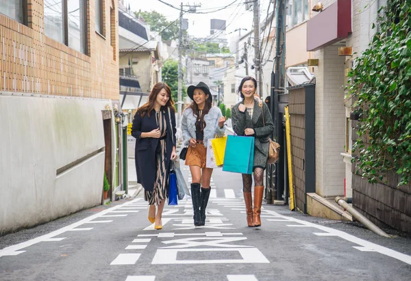 Mulheres fazendo compras em Tóquio — Fotografia de Stock