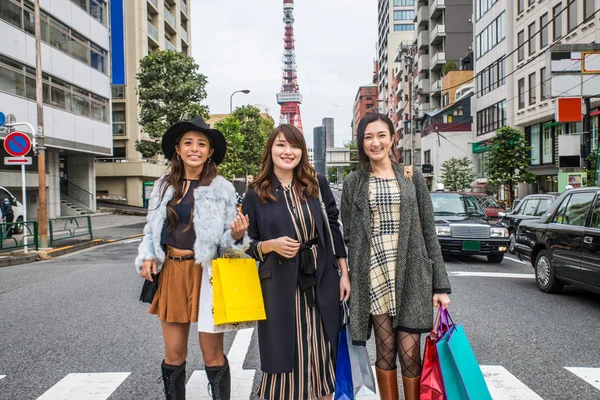 Kvinnor shopping i Tokyo — Stockfoto