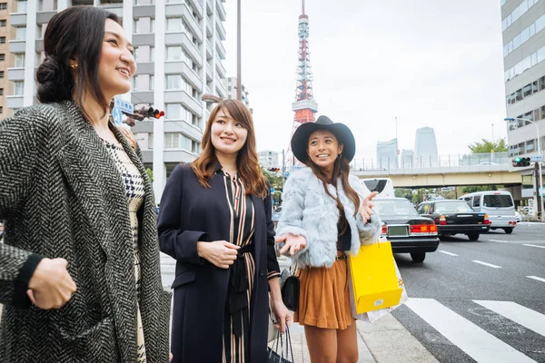 Vrouwen shoppen in Tokyo — Stockfoto
