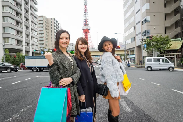 Kvinnor shopping i Tokyo — Stockfoto