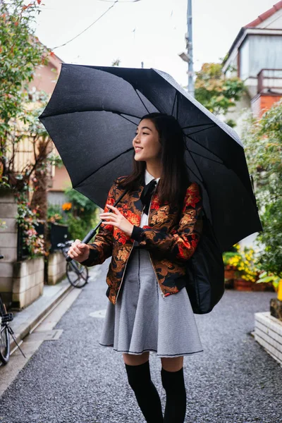 年轻的日本女孩户外 — 图库照片