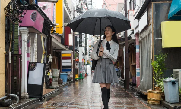 Joven chica japonesa al aire libre —  Fotos de Stock