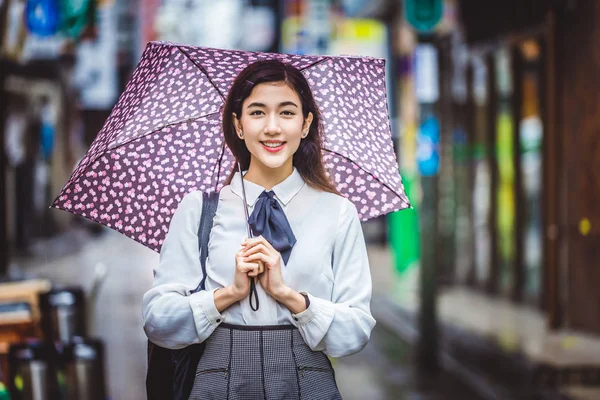 Японська дівчина на відкритому повітрі — стокове фото