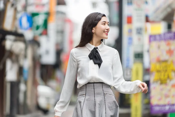 Młoda Dziewczyna japoński na zewnątrz — Zdjęcie stockowe
