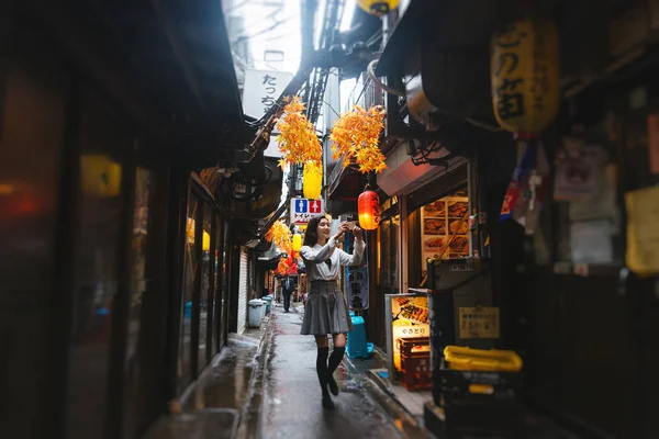 Jonge Japanse meisje buiten — Stockfoto