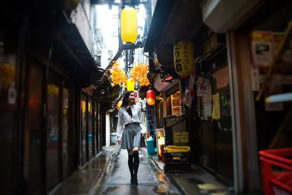 Jonge Japanse meisje buiten — Stockfoto