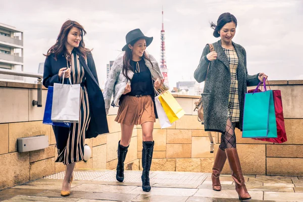 Las mujeres de compras en Tokio —  Fotos de Stock