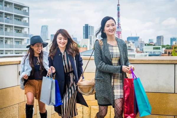 女性が東京でお買い物 — ストック写真
